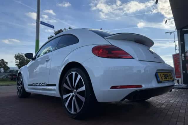 Volkswagen Beetle (2011) thumbnail 3