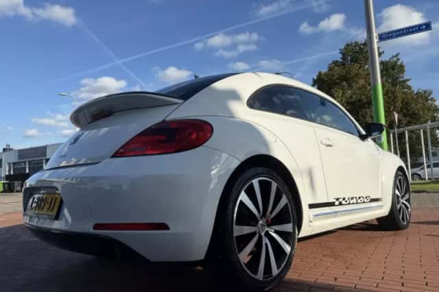 Volkswagen Beetle (2011) thumbnail 4