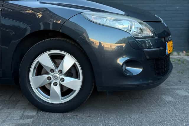 Renault Mégane (2011) thumbnail 2
