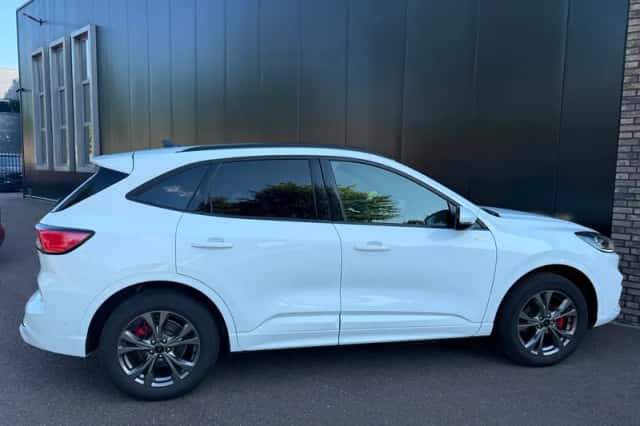 Ford Kuga (2023) thumbnail 5