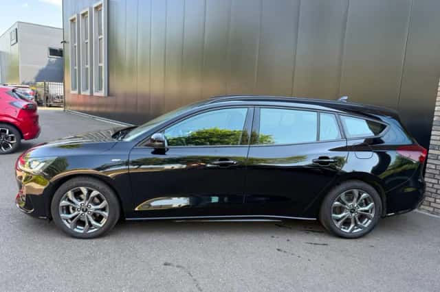 Ford Focus (2023) thumbnail 3