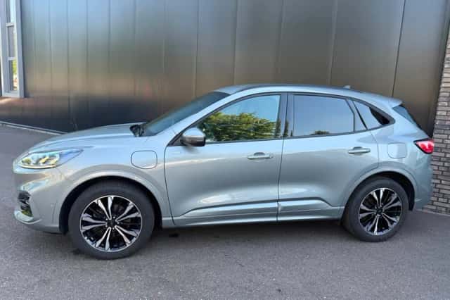 Ford Kuga (2023) thumbnail 2