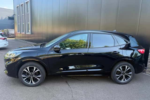 Ford Kuga (2022) thumbnail 2