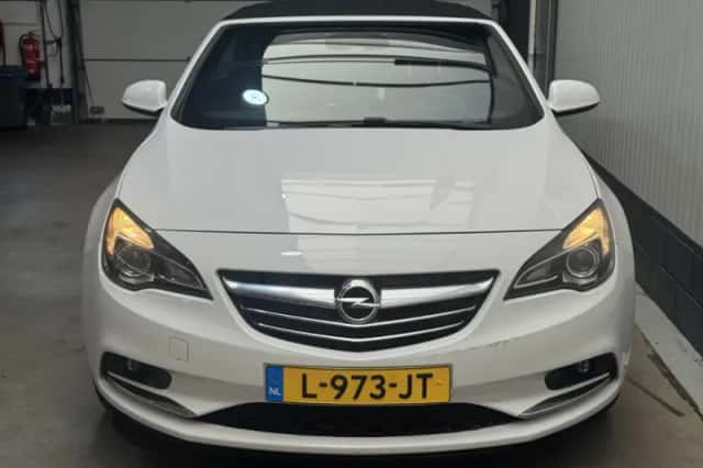 Opel Cascada (2013) thumbnail 3