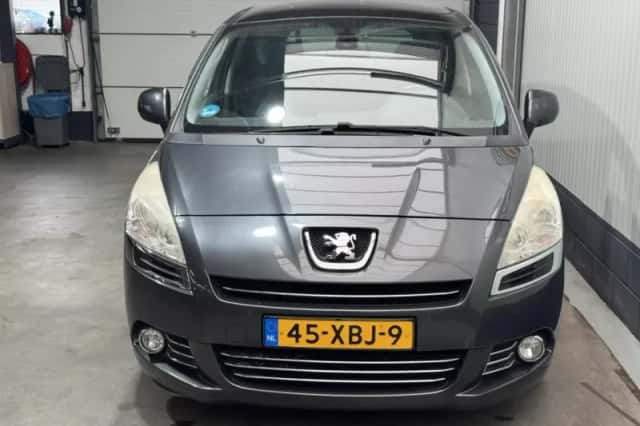 Peugeot 5008 (2012) thumbnail 2