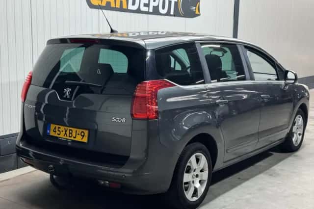 Peugeot 5008 (2012) thumbnail 5