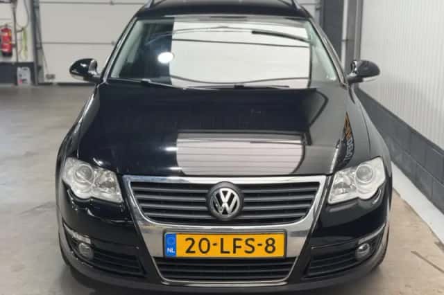 Volkswagen Passat (2010) thumbnail 2