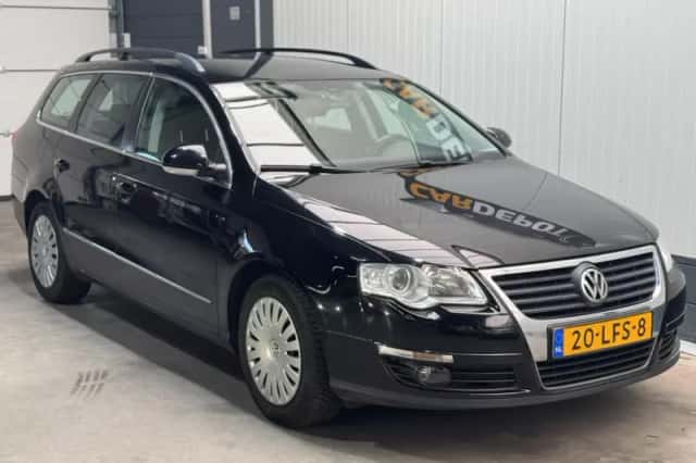 Volkswagen Passat (2010) thumbnail 3