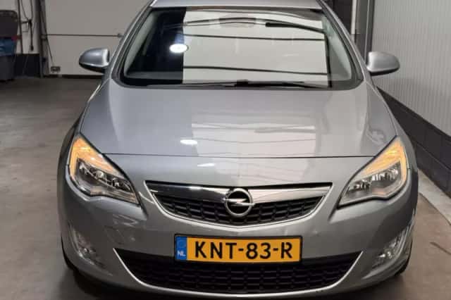 Opel Astra (2011) thumbnail 2