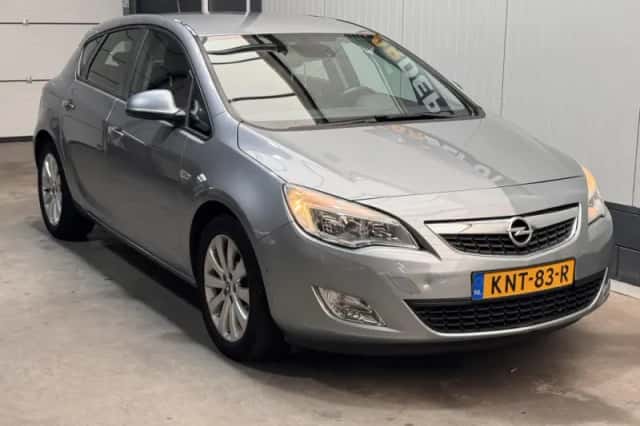 Opel Astra (2011) thumbnail 3