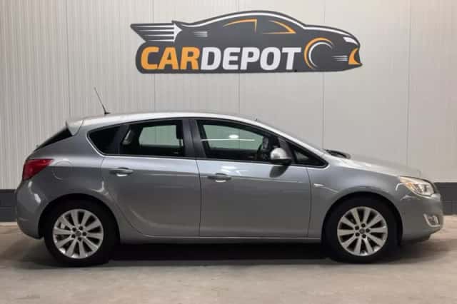 Opel Astra (2011) thumbnail 4