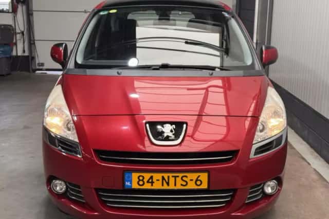 Peugeot 5008 (2010) thumbnail 2