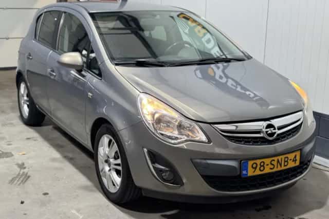 Opel Corsa (2011) thumbnail 3