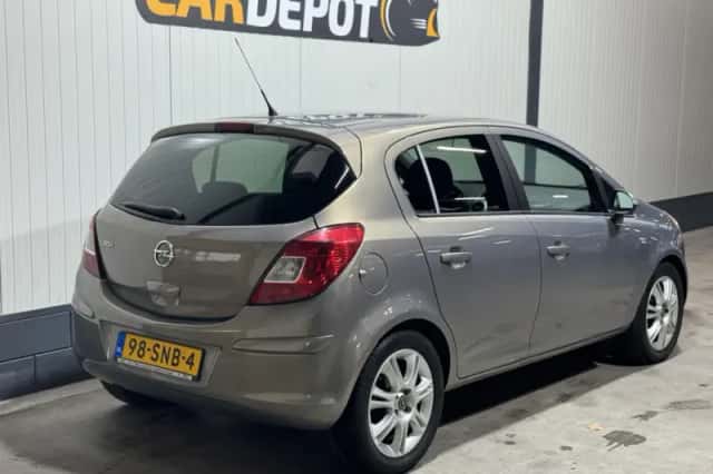 Opel Corsa (2011) thumbnail 5