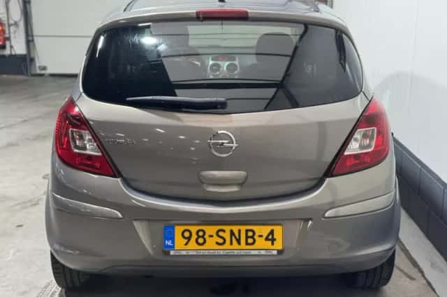 Opel Corsa (2011) thumbnail 6