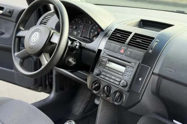 Volkswagen Polo (2002) thumbnail 2