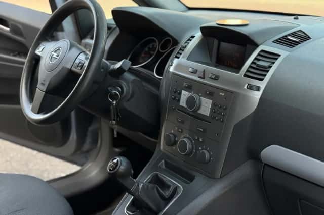 Opel Zafira (2006) thumbnail 2