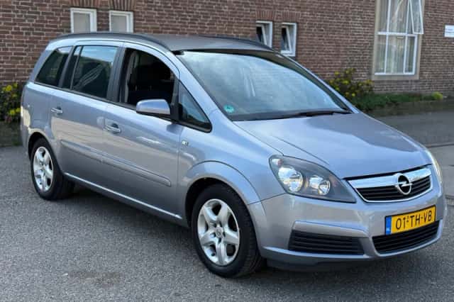 Opel Zafira (2006) thumbnail 3