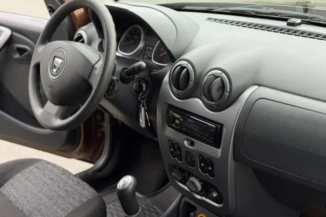 Dacia Duster (2011) thumbnail 3