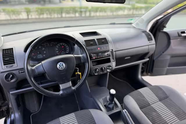 Volkswagen Polo (2009) thumbnail 2