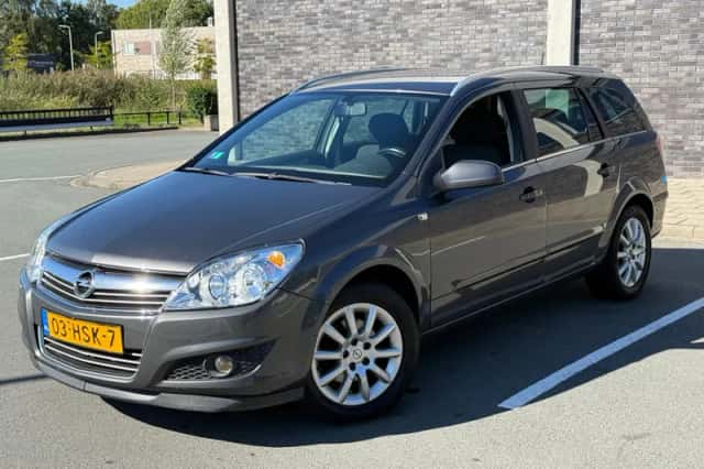 Opel Astra (2009) thumbnail 1