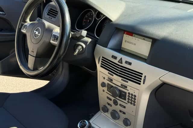 Opel Astra (2009) thumbnail 2