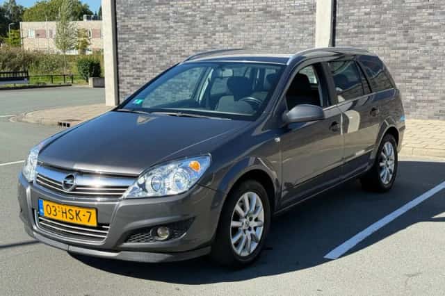 Opel Astra (2009) thumbnail 4