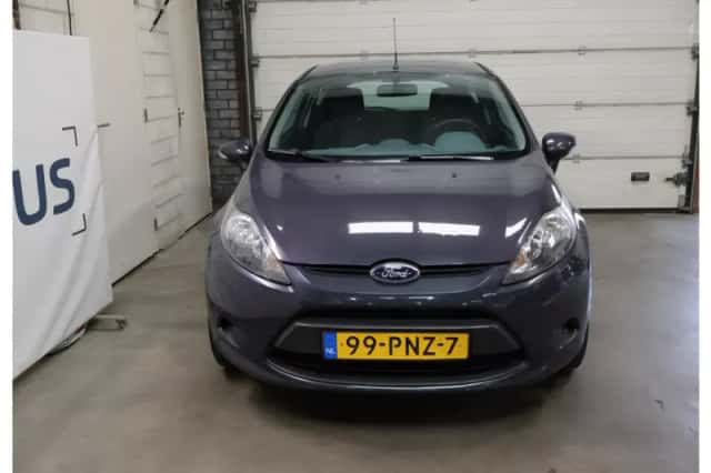 Ford Fiesta (2011) thumbnail 2