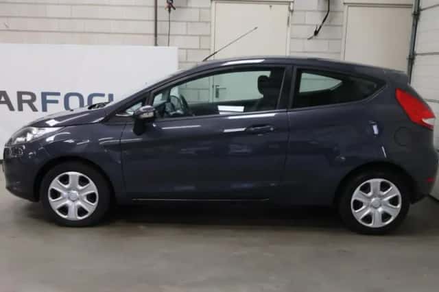 Ford Fiesta (2011) thumbnail 4