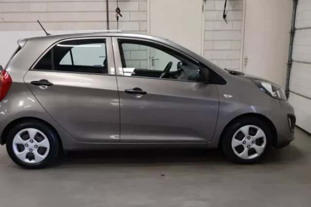 Kia Picanto (2015) thumbnail 5