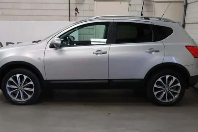 Nissan Qashqai (2009) thumbnail 4