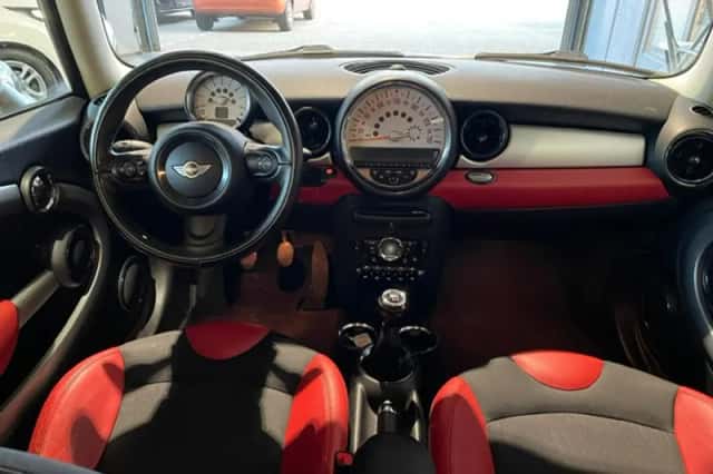 MINI Cooper (2012) thumbnail 3