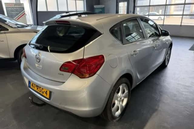 Opel Astra (2011) thumbnail 6