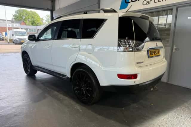 Mitsubishi Outlander (2011) thumbnail 2
