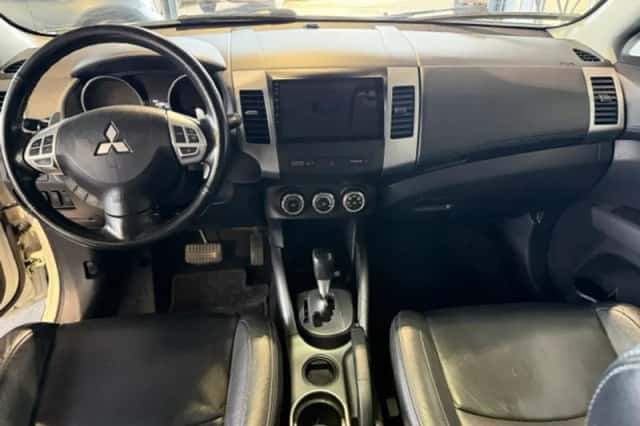 Mitsubishi Outlander (2011) thumbnail 3