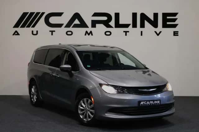 Chrysler Pacifica (2017) thumbnail 1