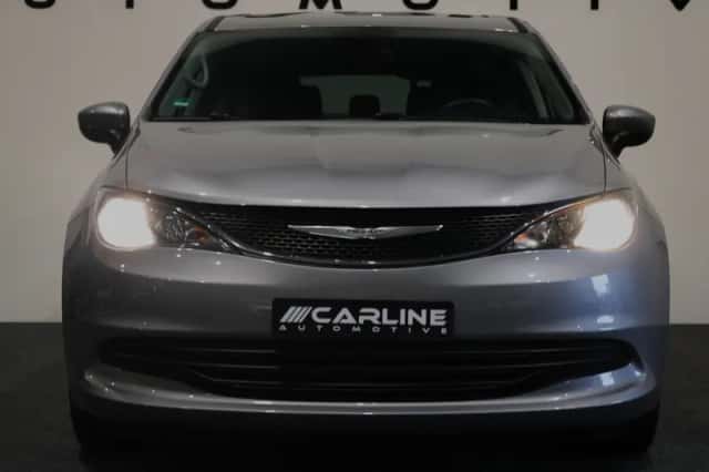 Chrysler Pacifica (2017) thumbnail 2