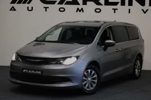 Chrysler Pacifica (2017) thumbnail 3