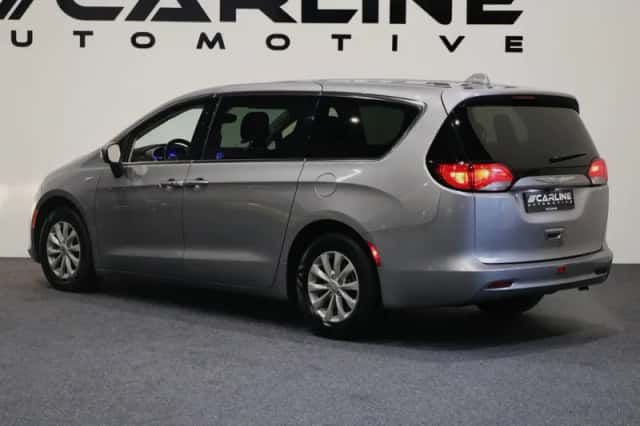 Chrysler Pacifica (2017) thumbnail 4