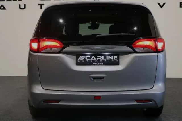 Chrysler Pacifica (2017) thumbnail 5