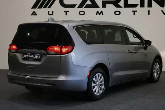 Chrysler Pacifica (2017) thumbnail 6