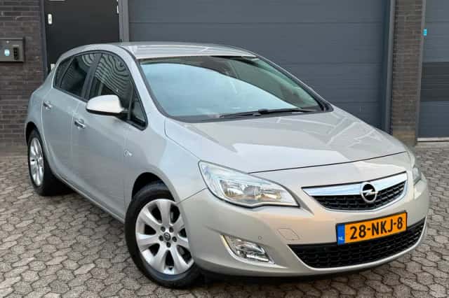 Opel Astra (2010) thumbnail 2