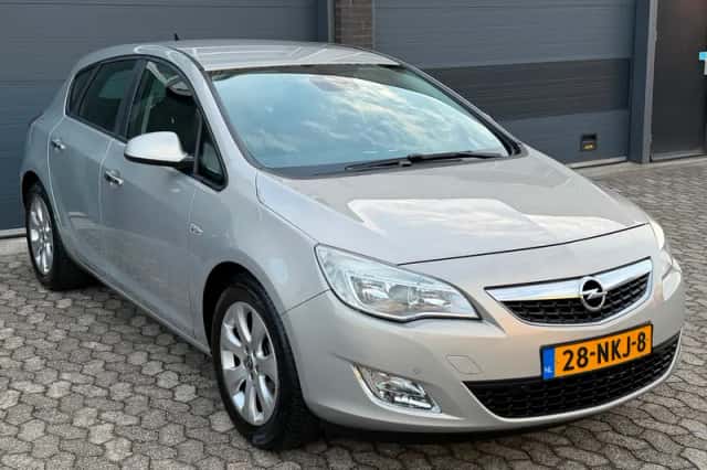 Opel Astra (2010) thumbnail 5