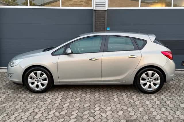 Opel Astra (2010) thumbnail 6