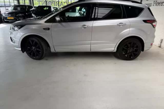 Ford Kuga (2018) thumbnail 2