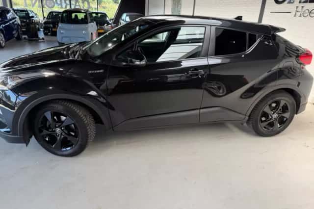 Toyota C-HR (2018) thumbnail 3