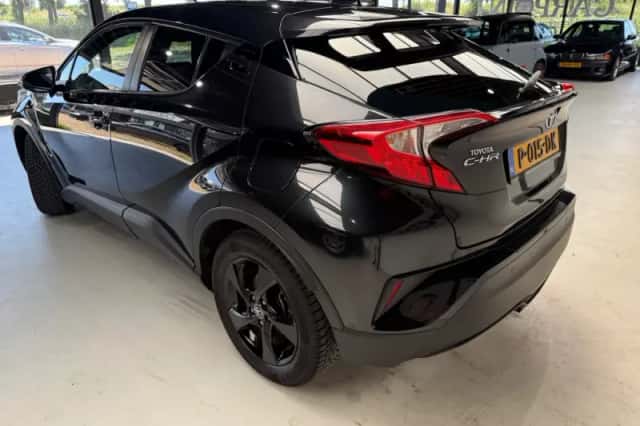 Toyota C-HR (2018) thumbnail 4