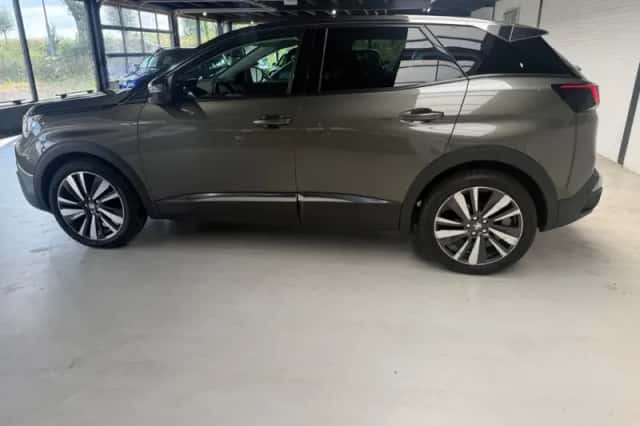 Peugeot 3008 (2018) thumbnail 4