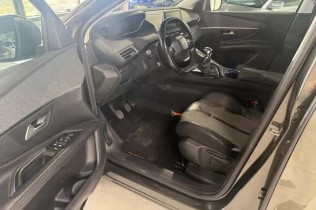 Peugeot 3008 (2018) thumbnail 6