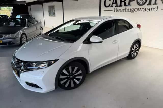 Honda Civic (2015) thumbnail 3